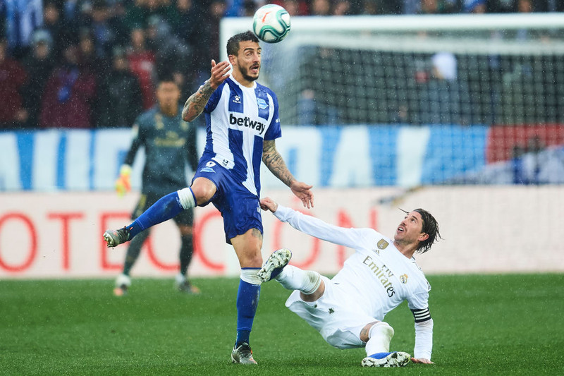 Joselu hetja Alaves í kvöld. Hann er hér í baráttunni við Sergio Ramos í leik Alaves og Real Madrid fyrr í vetur.