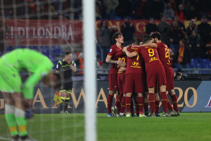 Leikmenn Roma fagna marki Mkhitaryan