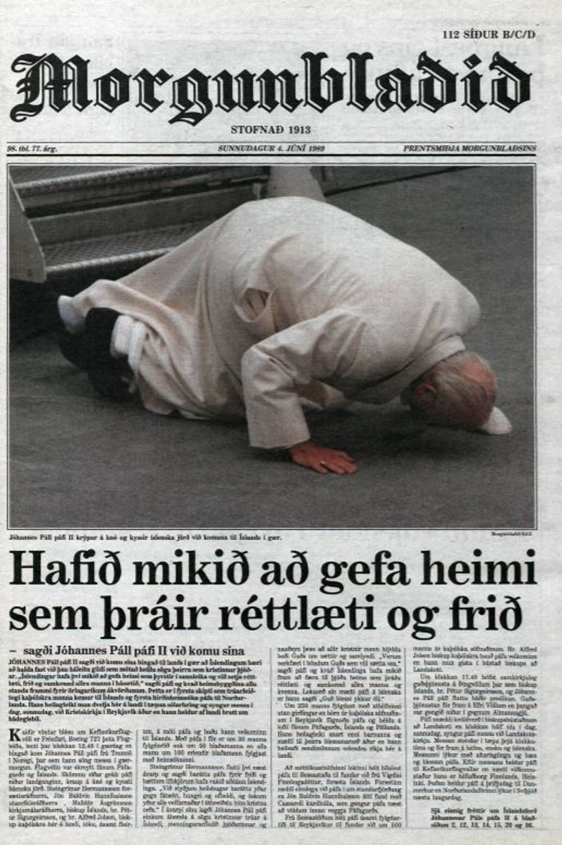Guð er með Þrótti! Guð gaf Þrótti stúku! Jóhannes Páll Páfi II kyssir Ísland og blessar síðan áhorfendastúku sem síðar var flutt á gamla heimavöll Þróttar við Holtaveg