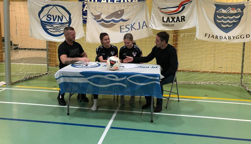Freyja Karín og María Nicole við undirskrift