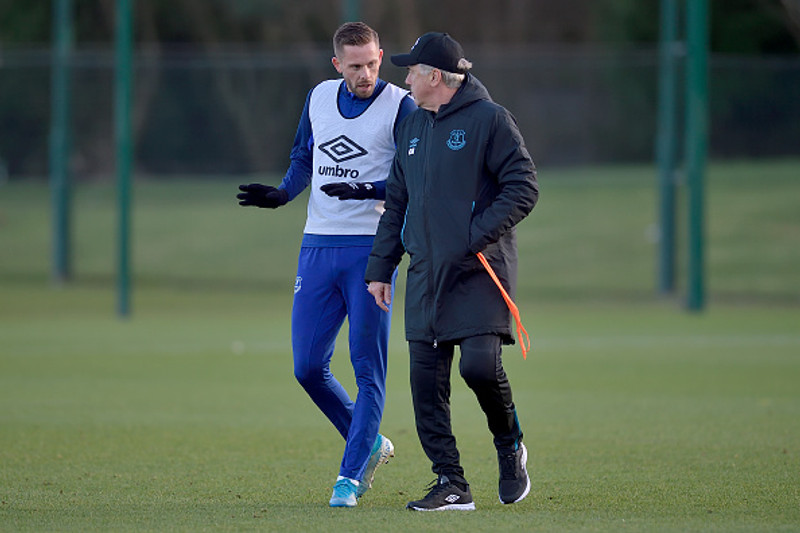 Gylfi og Ancelotti fara yfir málin.