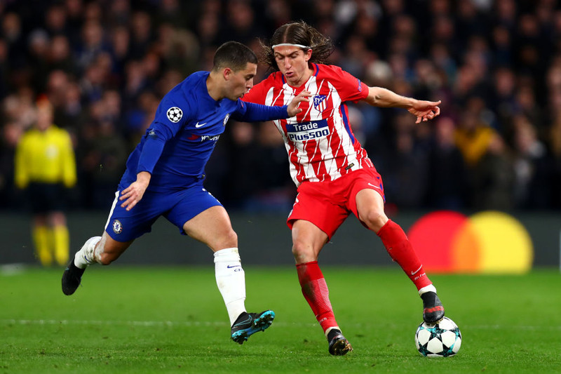 Hazard og Luis í baráttunni eftir að Luis skipti aftur yfir til Atletico. Liðin mættust í riðlakeppni Meistaradeildarinnar 2017-18.