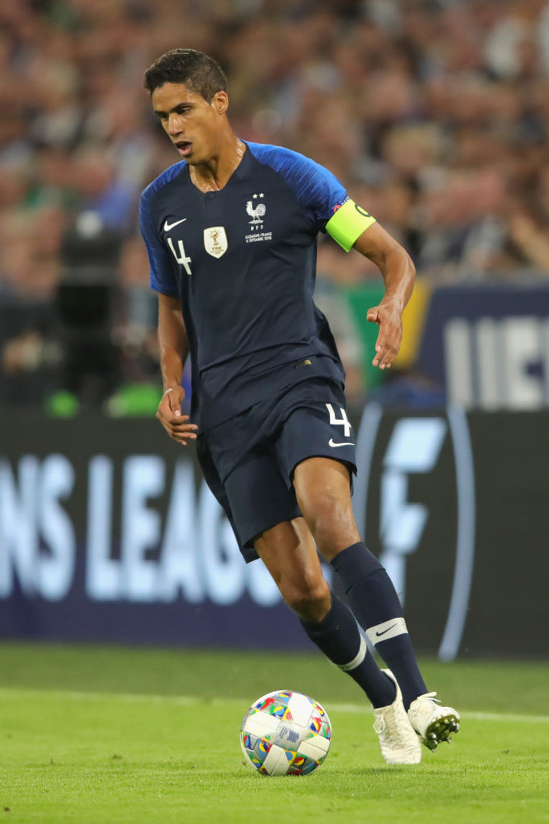 Varane leggur skóna á hilluna (Staðfest)