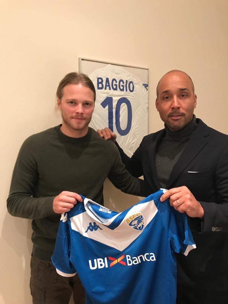 Birkir Bjarnason og sænski umboðsmaðurinn Martin Dahlin með treyju Brescia við undirskrift