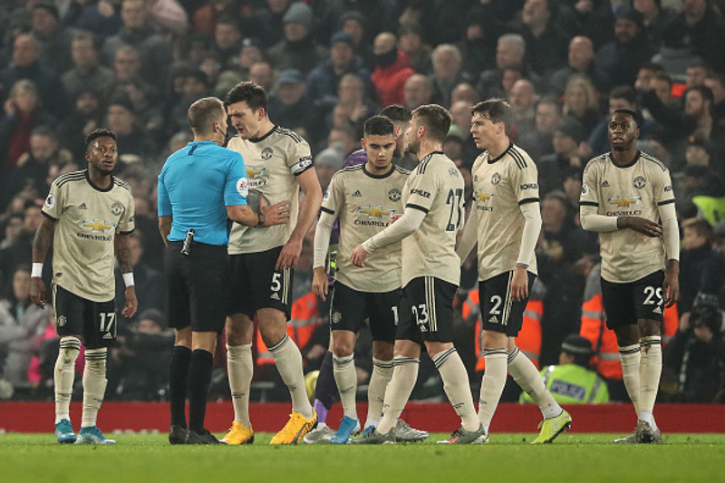 Leikmenn Man Utd voru trylltir þar sem dómarinn dæmdi markið löglegt í fyrstu.