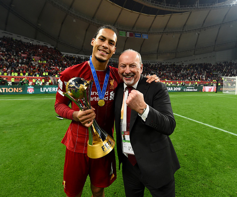 Peter Moore með Virgil van Dijk eftir sigur Liverpool á HM félagsliða.