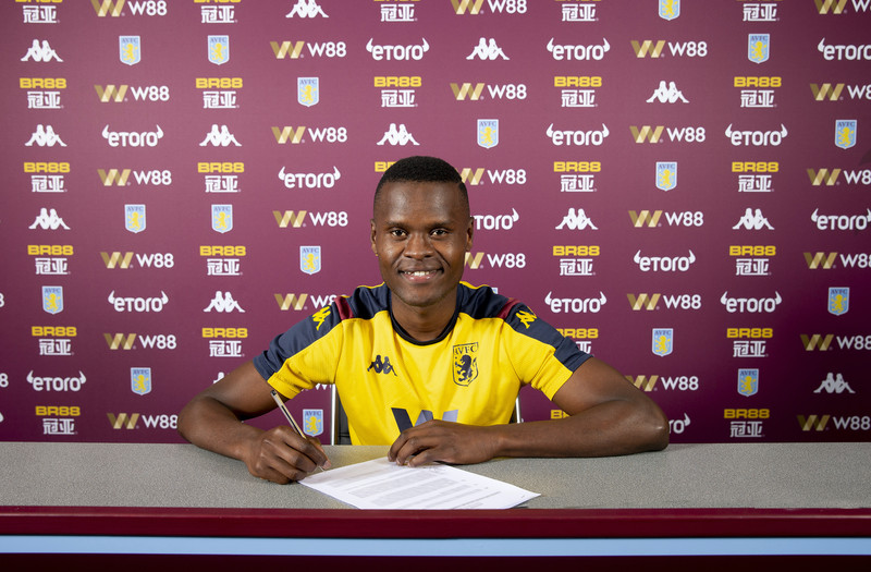 Mbwana Ally Samatta við undirskrift í kvöld