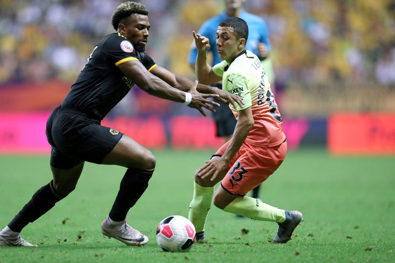 Poveda í baráttunni við Adama Traore í sumar.
