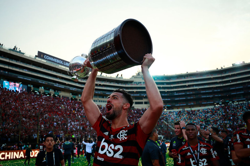 Pablo Marí hampar hér Libertadores bikarnum eftir að hafa unnið River Plate í úrslitum.