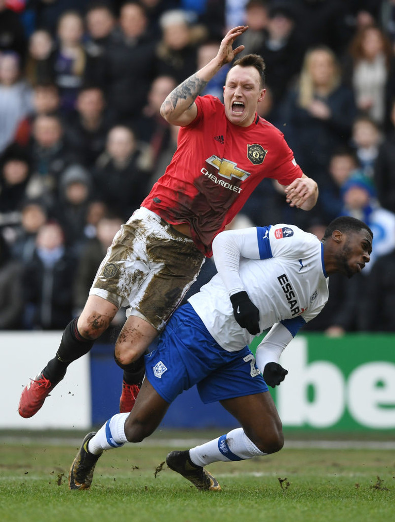 Phil Jones í baráttunni í dag