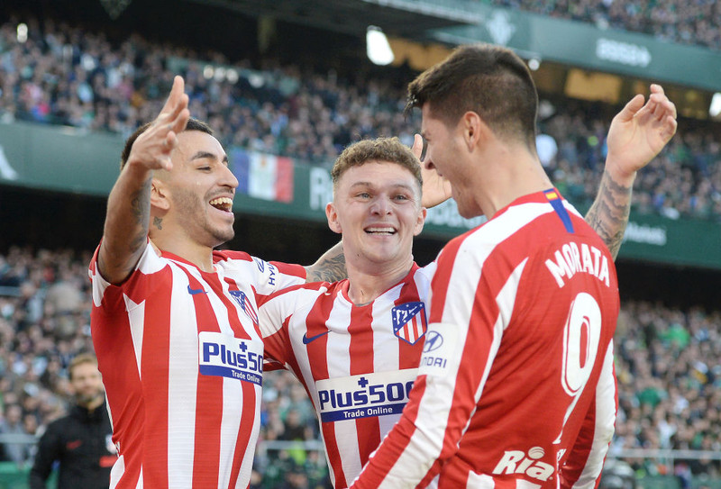 Tripper (fyrir miðju) fagnar með Angel Correa og Alvaro Morata.