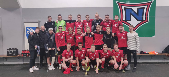 Afturelding með verðlaunagripinn eftir leik.