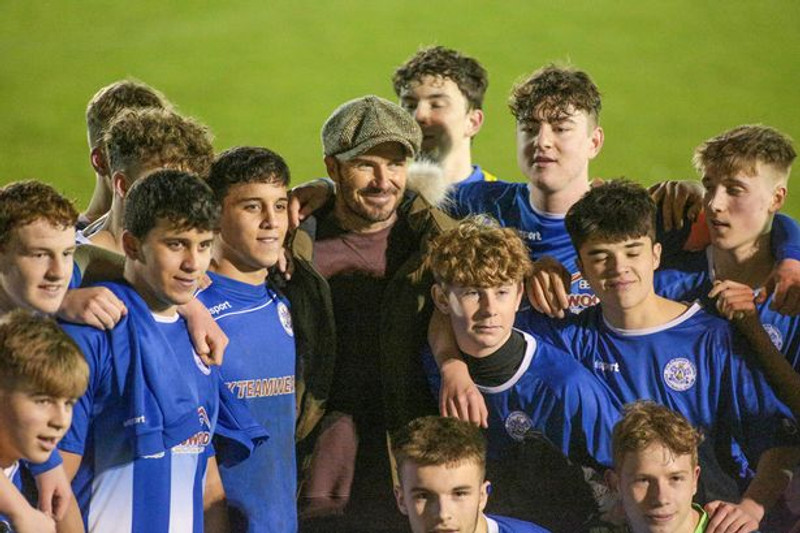 Beckham mætti á U18 leik og gaf urmul af bolamyndum