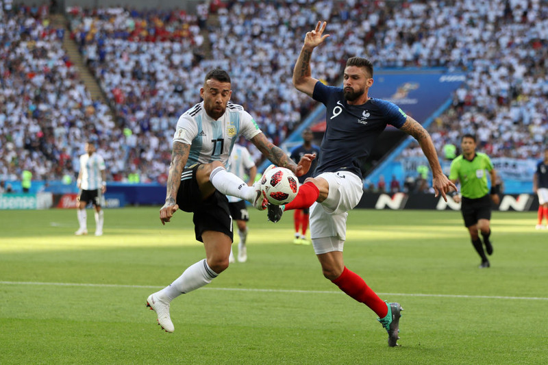 Otamendi á 70 A-landsleiki að baki fyrir Argentínu. Hann lék með Velez Sarsfield í heimalandinu áður en hann flutti til Portúgal sumarið 2010.