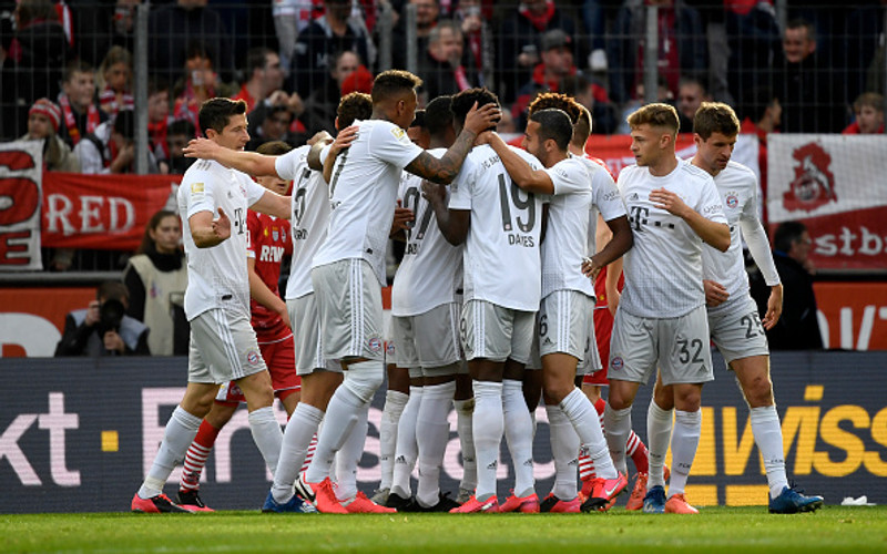 Bayern tekur á móti Eintracht Frankfurt.