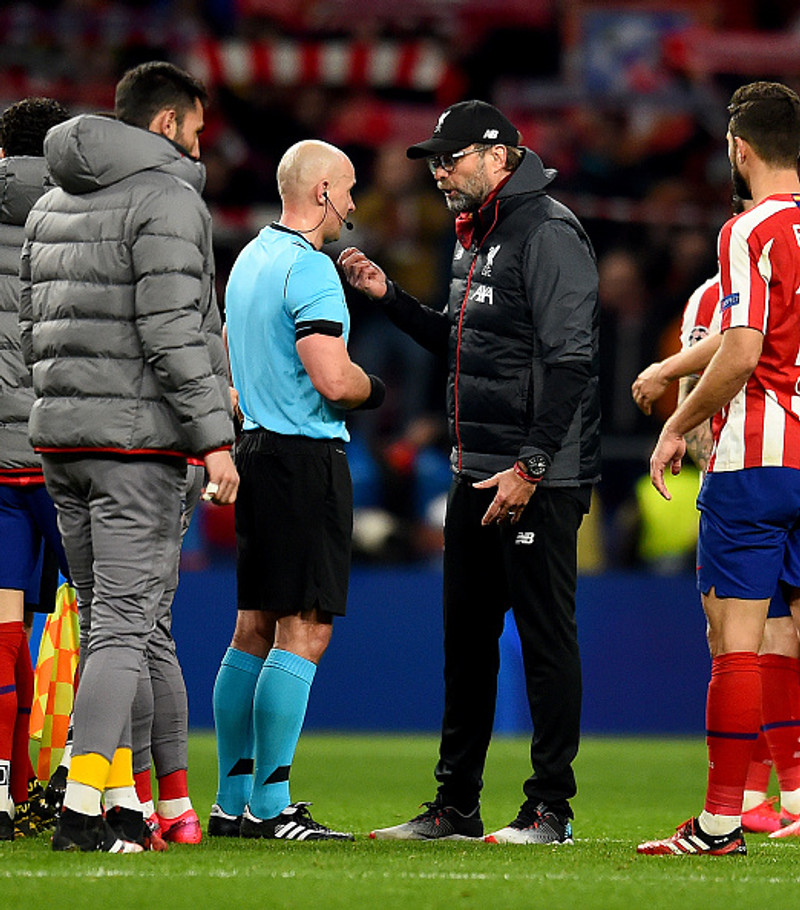 Klopp ræðir við dómarann, Szymon Marciniak.