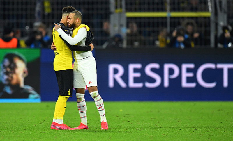 Sancho og Neymar faðmast eftir sigur Dortmund á PSG síðasta þriðjudag.