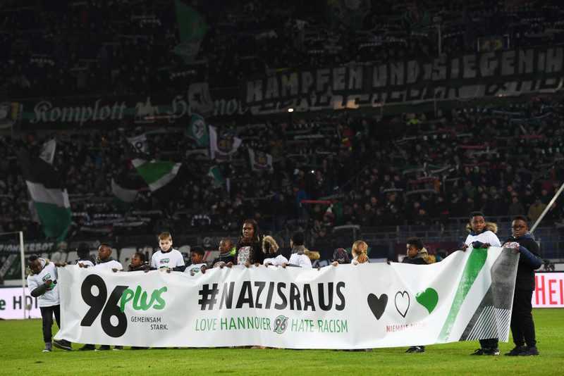 Sjáðu viðbrögðin þegar nasisti truflaði þögnina í Frankfurt
