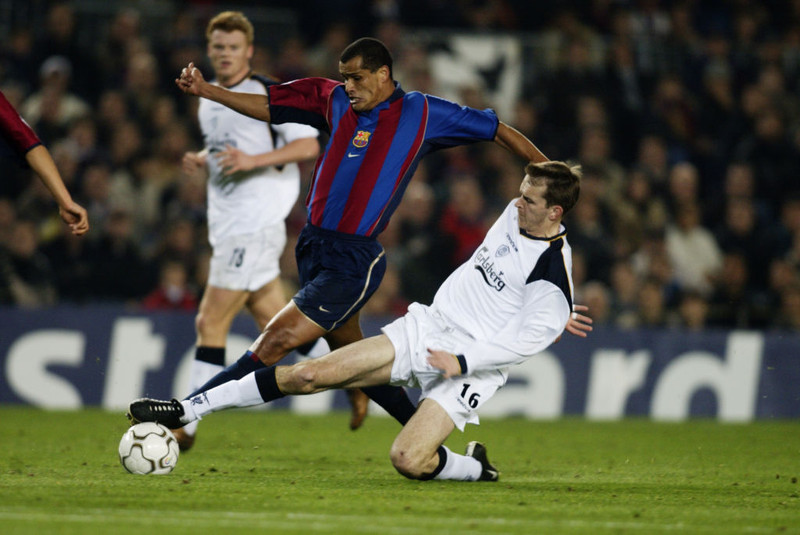Dietmar Hamann reynir að tækla Rivaldo í leik með Liverpool gegn Barcelona.