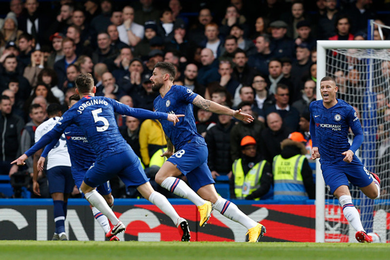 Giroud fagnar marki sínu.