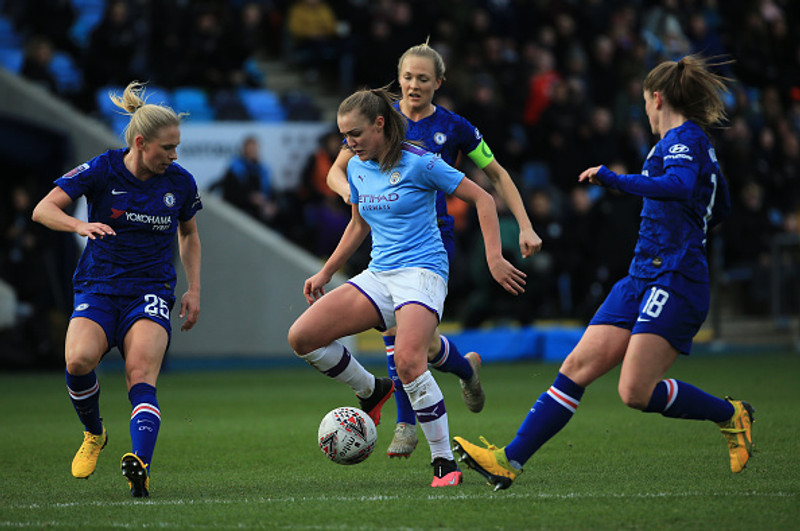 Georgia Stanway er 21 árs gömul. Hún skoraði og klúðraði víti. Hér er hún umkringd leikmönnum Chelsea.