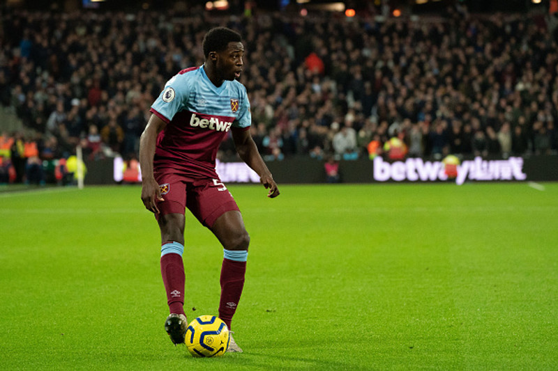 Hinn 19 ára gamli Jeremy Ngakia byrjar sinn annan úrvalsdeildarleik. Hinn leikurinn kom einnig gegn Liverpool.