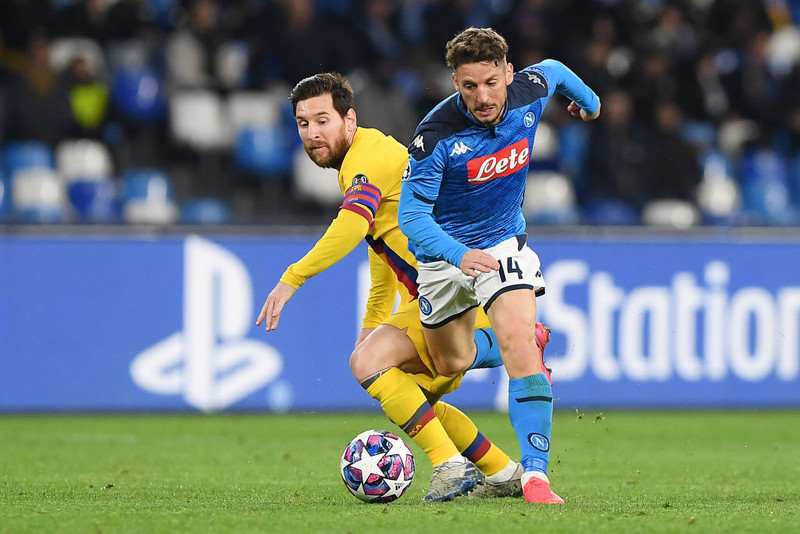 Dries Mertens og Lionel Messi í baráttunni á San Paolo í kvöld
