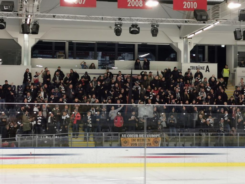 Stuðningsmenn Frankfurt fundu lið til að styðja - Fjölmenntu á íshokkíleik