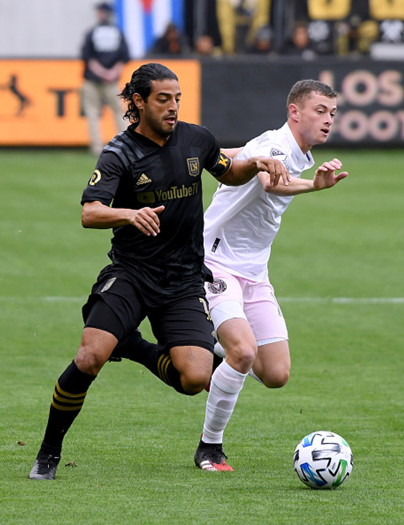 Carlos Vela í baráttunni. Hann skoraði eina mark leiksins.