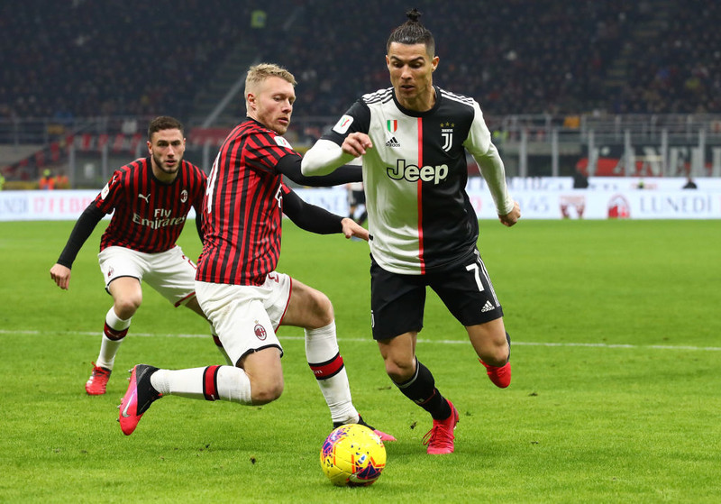 Milan og Juve berjast um sæti í úrslitaleik ítalska bikarsins.