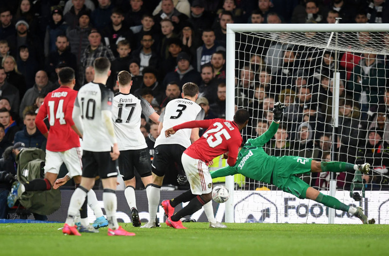 Odion Ighalo afgreiðir boltann í netið