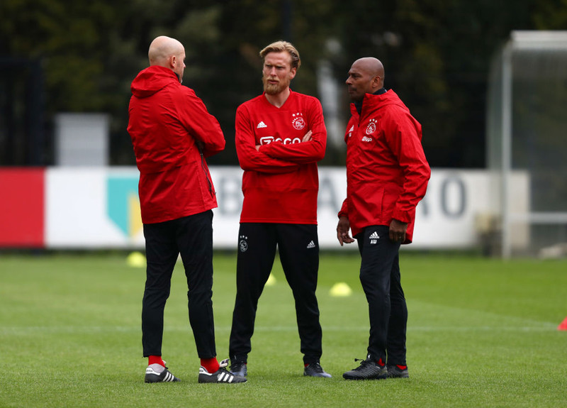 Christian Poulsen sem er hér fyrir miðju er í einangrun