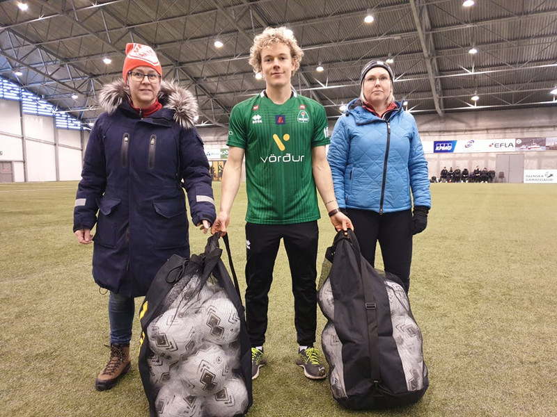 Höskuldur Gunnlaugsson með gjöfina.