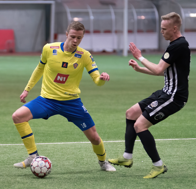 Brynjar Ingi skoraði annað mark KA í kvöld. Hér er hann í baráttunni við Kristinn Þór Rósbergsson í Boganum í kvöld.