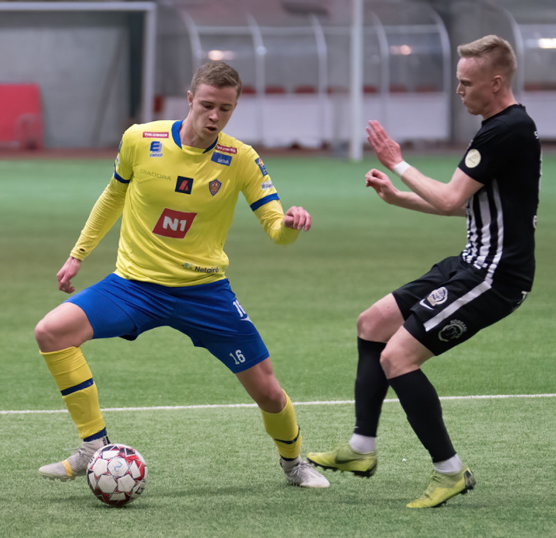 Brynjar Ingi skoraði annað mark KA í kvöld. Hér er hann í baráttunni við Kristinn Þór Rósbergsson í Boganum í kvöld.