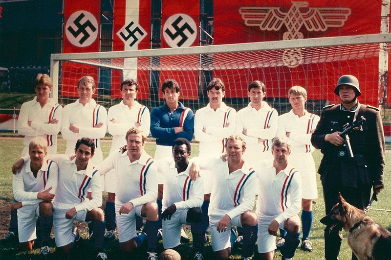 20. ESCAPE TO VICTORY (1981) - Ein furðulegasta hugmynd að kvikmynd sem hægt er að finna. Sylvester Stallone er hetjan gegn þýsku landsliði og leikið er í París en borgin er hernumin af nasistum. Michael Caine, Pele, Bobby Moore og Ossie Ardiles leika líka í myndinni!