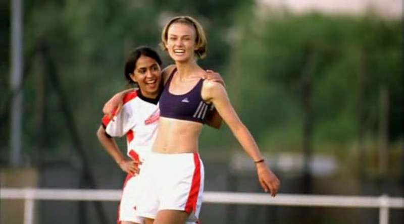 16. BEND IT LIKE BECKHAM (2002) - Mynd á léttu nótunum um Jess Bhamra sem sigrast á mótlæti og lætur fótboltadrauma sína rætast.