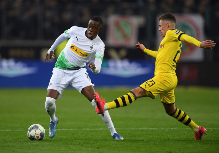 Zakaria í leik með Gladbach gegn Dortmund.