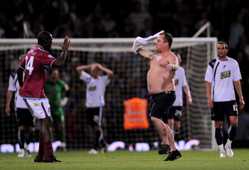 Stuðningsmenn komu hlaupandi inn á völlinn í leik West Ham og Millwall árið 2009.
