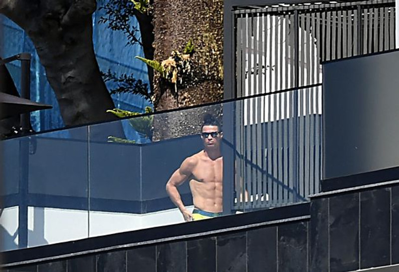 Ronaldo er í sóttkví í Portúgal.