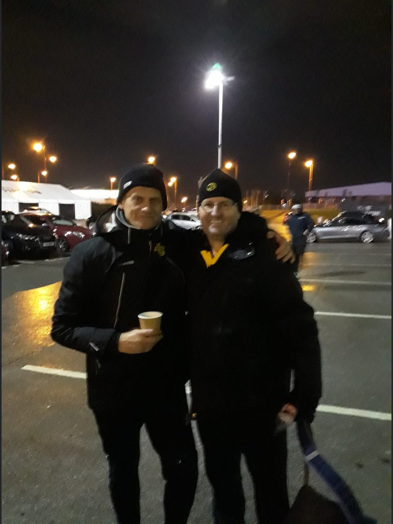 Mike með Sigurði Jónssyni eftir leik 2. flokks ÍA gegn Derby County í Evrópukeppni unglingaliða fyrir jól.