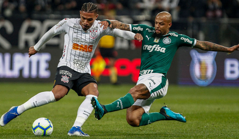 Messi hélt klósettpappír á lofti - Felipe Melo með tveggja fóta tæklingu