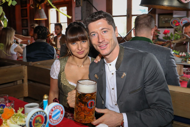Robert og Anna Lewandowski gefa eina milljón evra