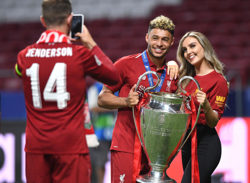 Alex Oxlade-Chamberlain og Perrie Edwards fagna saman sigri Liverpool í Meistaradeildinni.
