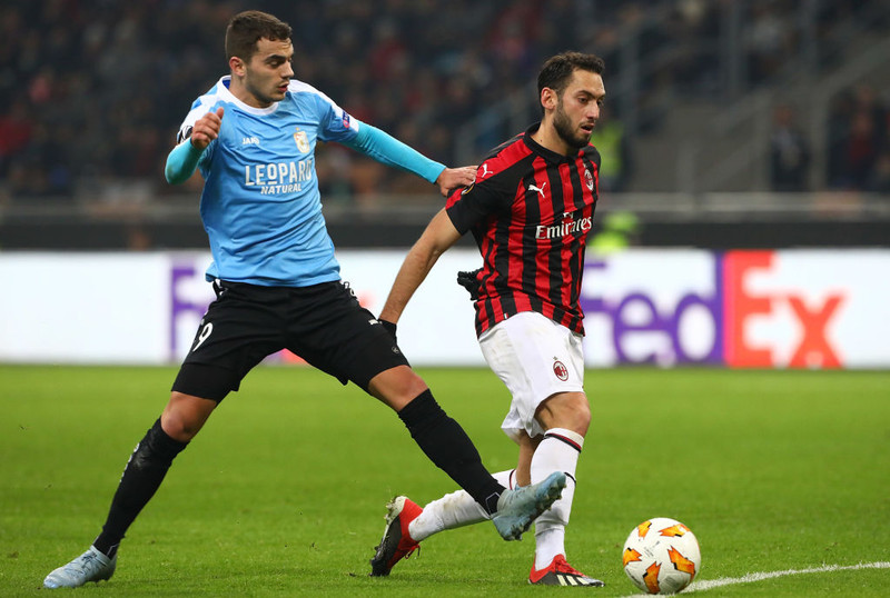 Sinani í baráttu við Hakan Calhanoglu.