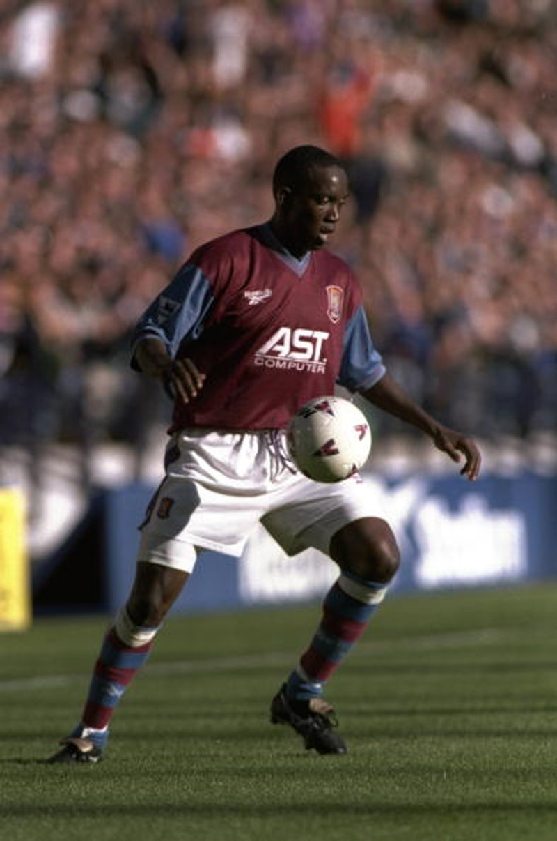 Dwight Yorke í leik með Aston Villa.