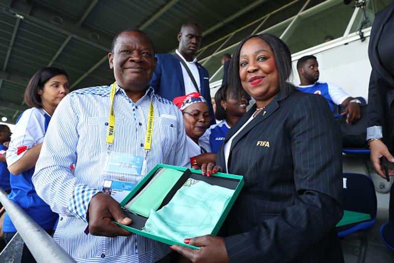 Yves Jean-Bart með Fatma Samoura, aðalritara FIFA.
