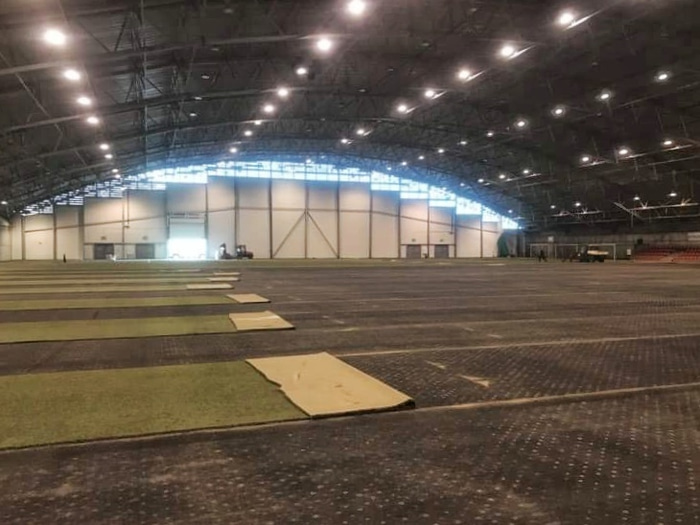 Leiknir spilar inn í Fjarðabyggðarhöllinni þar sem verið var að leggja nýtt gervigras.