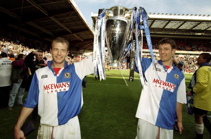 Alan Shearer og Chris Sutton með bikarinn.
