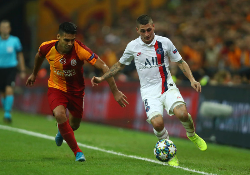 Falcao eltir Marco Verratti í leik gegn Paris Saint-Germain.